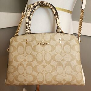 Coach Lillie Handbag In Gold/Sand/Chalk Signature Canvas